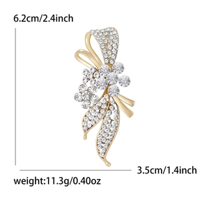 Broche fleur dorée élégante avec strass, mesurant 6,2 cm de haut et 3,5 cm de large