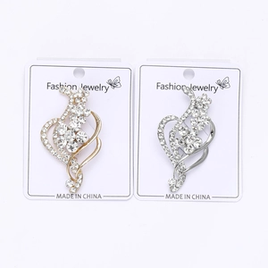 Détails de broches fleurs en forme de cœur avec strass sur des cartes de présentation