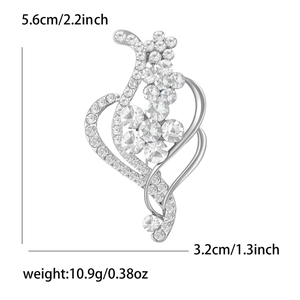Vue détaillée de la broche fleur en strass avec dimensions 5,6 cm par 3,2 cm
