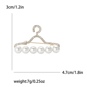 Broche cintre élégante dorée avec perles et strass, dimensions de 4,7 cm sur 3 cm