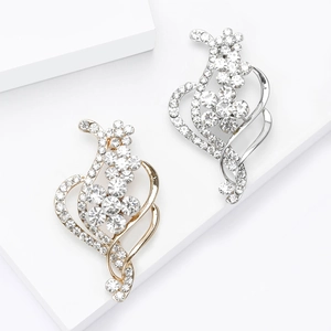 Élégante broche fleur en forme de cœur avec strass étincelants en finition or et argent