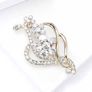 Broche cœur fleur élégante avec cristaux blancs sur base dorée pour tailleurs femme