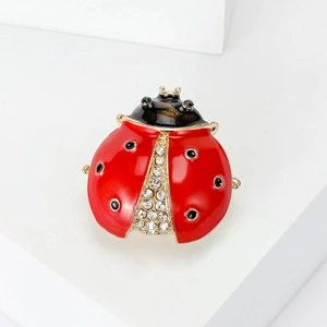 Broche coccinelle dorée exquise avec émail rouge, strass blancs et yeux en cristal vert
