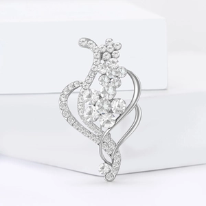 Broche élégante en argent avec fleurs et cœur ornée de cristaux sur fond minimaliste