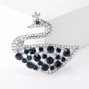 Dettaglio ravvicinato della spilla a cigno con zirconi blu e strass su base argento