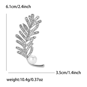 Vue détaillée de la broche plume argentée avec strass, perle blanche et dimensions