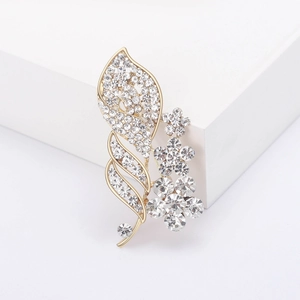 Elegant gold-plated leaf and flower brooch with sparkling rhinestones for women