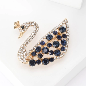 Dettaglio di elegante spilla a cigno con cristalli blu e pietre di zircone bianco puro