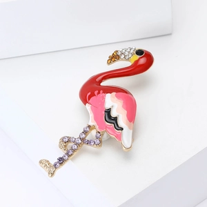 Broche flamant rose exquise avec émail coloré et cristaux violets étincelants sur fond blanc