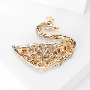 Elegante spilla a cigno placcata in oro con zirconi micro-pave e chiusura a spilla