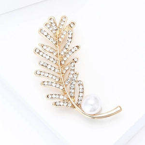 Broche plume de luxe avec cristaux et perle sur une base en métal doré