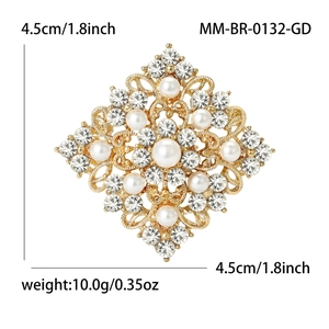 Élégante broche vintage dorée avec perles et cristaux mesurant 4,5 cm par 4,5 cm