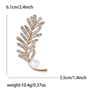 Broche plume dorée élégante avec strass blancs et une perle, taille 6,1x3,5 cm