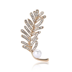 Élégante broche plume dorée avec cristaux et perle pour vestes et blazers femme