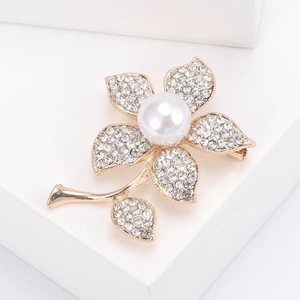 Élégante broche fleur avec perle et strass sur pétales en alliage doré brillant