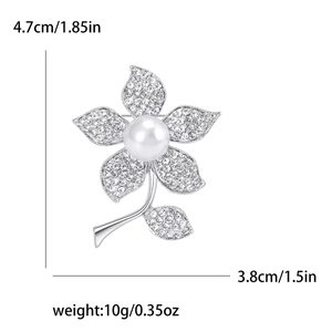Broche fleur élégante avec perle centrale et strass scintillants sur alliage argenté
