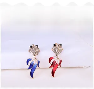 Détail de la broche poisson rouge avec incrustation de cristal et émail dégradé bleu rouge