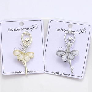 Dettagli di eleganti spille da ballerina con strass in finiture oro e argento lucido