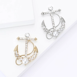 Spille ad ancora eleganti con perle e strass in finiture oro e argento per abiti e giacche
