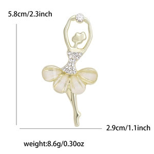 Spilla ragazza danzante con strass e smalto bianco nelle dimensioni 5,8x2,9cm