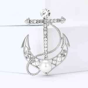 Elegante spilla ad ancora argentata con strass lucidi e perle bianche per completi