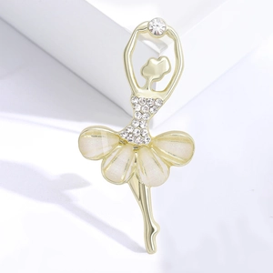 Spilla ballerina dorata elegante con strass e gonna in resina gialla con riflessi perla