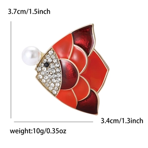 Dettaglio spilla pesce rosso con scaglie di smalto e dimensioni di 3,7 cm x 3,4 cm