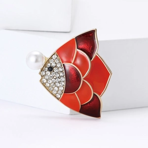 Spilla a pesce chic con scaglie di smalto rosso arancio perle e strass su oro
