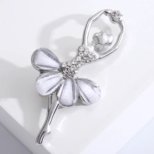 Elegante spilla da ballerina in argento con strass e gonna in resina bianca