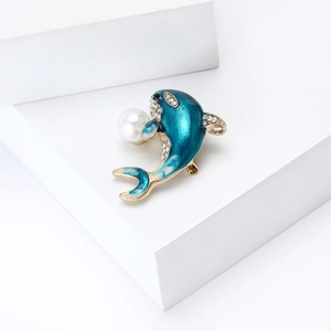 Prachtige blauwe emaille orka broche met witte parel en sprankelende kristallen dames