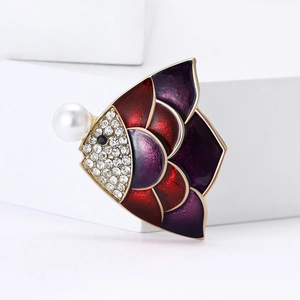 Spilla a pesce elegante con strass e smalto viola su blocco geometrico bianco