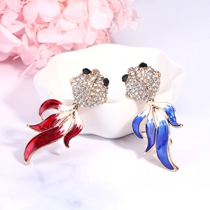 Ensemble de broches poisson rouge dorées avec strass brillants et queue en émail