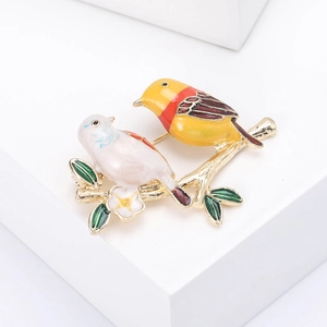 Détails de la broche double oiseaux avec émail coloré et feuilles au fini doré