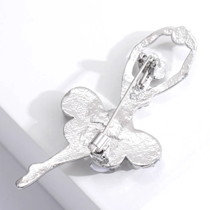 Vista dettagliata del retro della spilla ballerina in argento con trama e chiusura a spillo