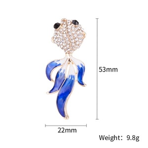 Broche poisson dorée avec strass et détails en émail dégradé bleu