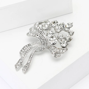 Broche élégante en alliage d'argent avec strass en cristal sur support blanc