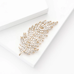 Élégante broche en plume dorée avec strass scintillants pour vestes de costume femme