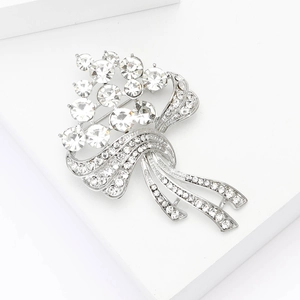 Élégante broche bouquet de fleurs argentée avec strass et motif de ruban scintillant