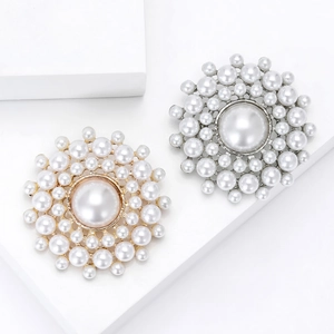 Broches rondes minimalistes en perles, finitions or et argent, motif floral multicouche