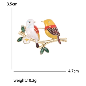 Broche oiseaux colorés sur branche avec fleurs émaillées et base en métal doré