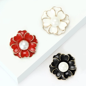 Elegantes broches de flor de peonía con pétalos de corazón, perlas y acabado dorado