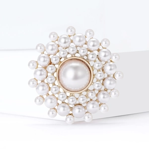 Broche élégante en forme de tournesol avec perles multicouches sur fond blanc pur