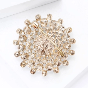 Broche fleur dorée élégante avec perles, design évidé complexe et fermoir épingle sécurisé