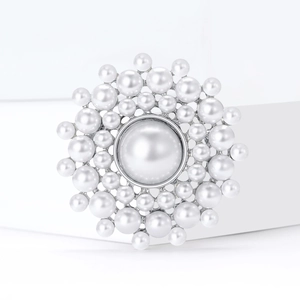 Élégante broche fleur ronde en perles avec base en alliage d'argent sur un socle blanc