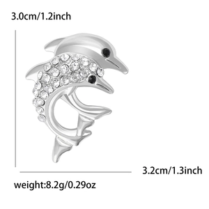 Vue détaillée de la broche dauphin en strass indiquant la taille 3,2cm et le poids 8,2g