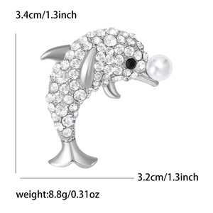 Broche dauphin argentée avec strass et perle, dimensions détaillées de 3,4 cm par 3,2 cm