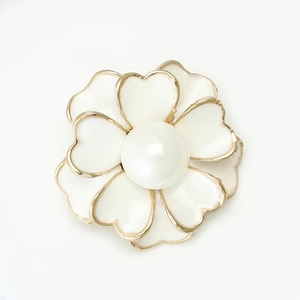 Detalle de broche de peonía de esmalte con perla central grande y acabado en dorado