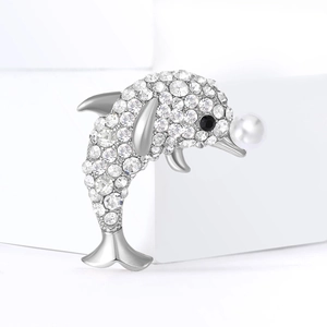 Broche dauphin argentée exquise avec strass étincelants et accent de perle blanche