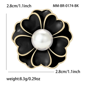 Elegante broche de flor de peonía en esmalte negro con perla central y borde dorado, 2,8cm