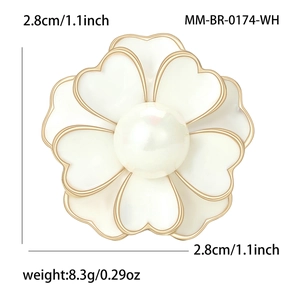 Elegante broche de peonía de 2,8 cm con pétalos de corazón blancos y perla central